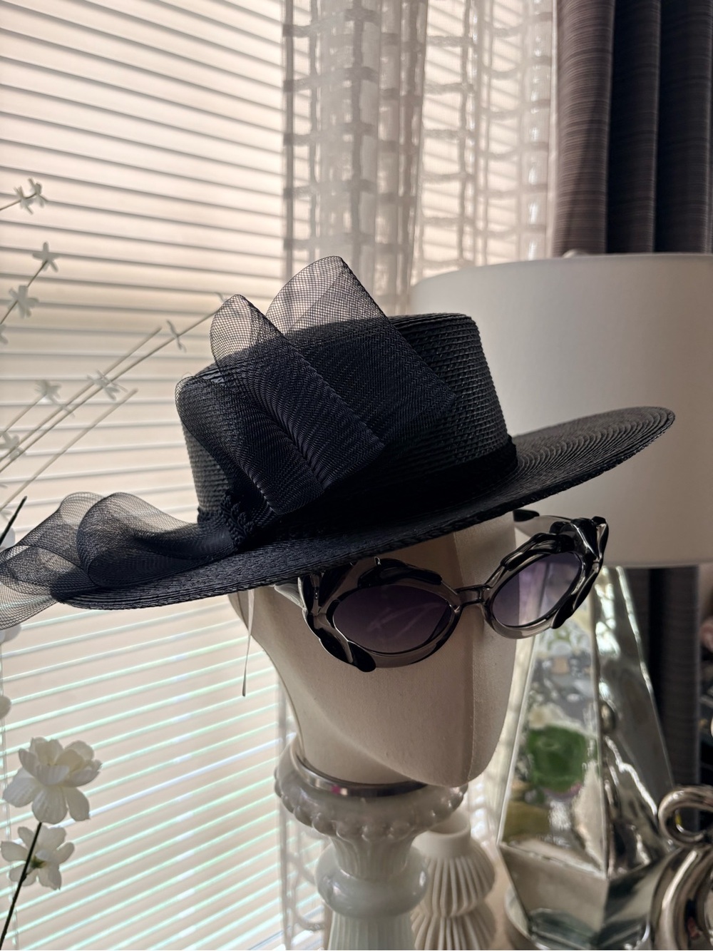 VTG Black Lacquer Polypropylene Straw Bow Hat
